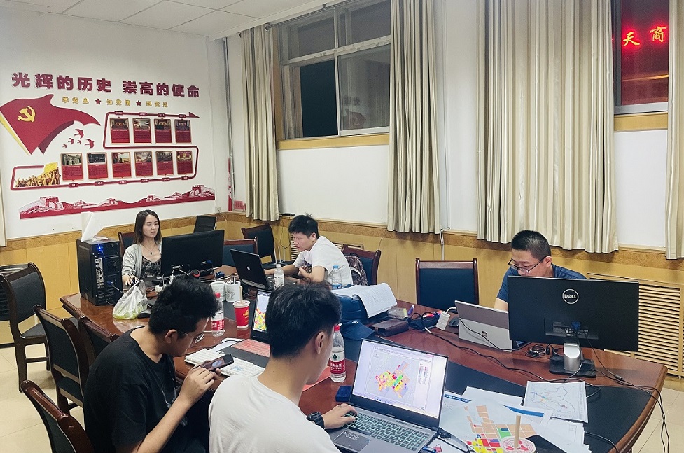 1629078214838022514.jpg 深夜工作現(xiàn)場(chǎng).jpg