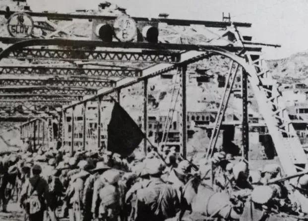 1629969366759055540.jpg 5蘭州解放后 人民解放軍通過(guò)鐵橋.webp.jpg